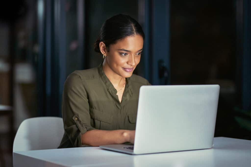 Mujer del grupo Peachtree trabajando con una computadora portátil